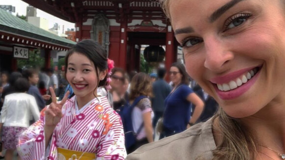 De férias, Grazi Massafera viaja ao Japão e mostra visita a templo. Vídeo!
