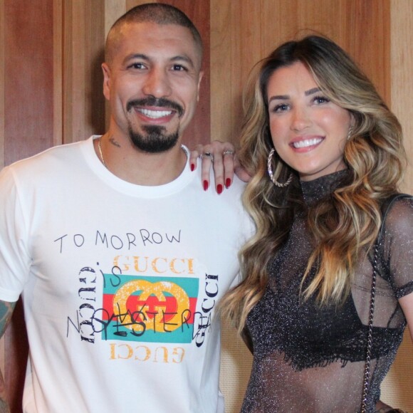 Aline Gotschalg afastou rumores de briga com Fernando Medeiros em post na web no domingo, 27 de maio de 2018