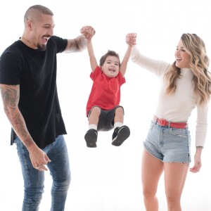 Aline Gotschalg fez um ensaio com Fernando Medeiros e o filho, Lucca