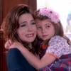 Cecília (Bia Arantes) chora ao abraçar Dulce Maria (Lorena Queiroz) na novela 'Carinha de Anjo'