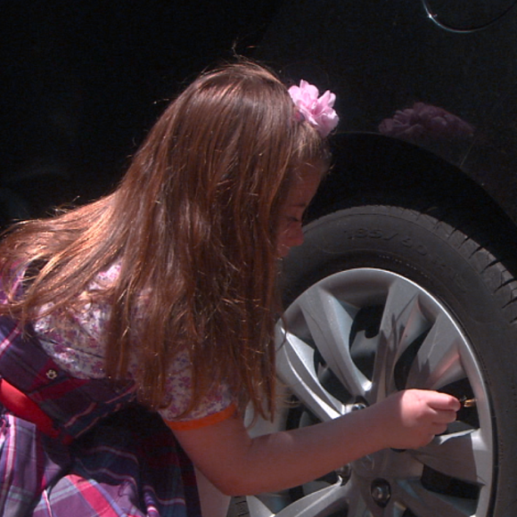Dulce Maria (Lorena Queiroz) coloca um grampo no carro de Leonardo (Daniel Alvim) antes de ser solta de sequestro, na novela 'Carinha de Anjo'