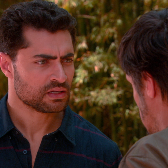 Gustavo (Carlo Porto) encontra Leonardo (Daniel Alvim) e paga por resgate de Dulce Maria (Lorena Queiroz) na novela 'Carinha de Anjo'