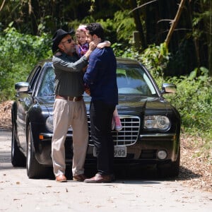 Dulce Maria (Lorena Queiroz) é recebida com amor por Gustavo (Carlo Porto) e Adolfo (Luiz Guilherme) na novela 'Carinha de Anjo'