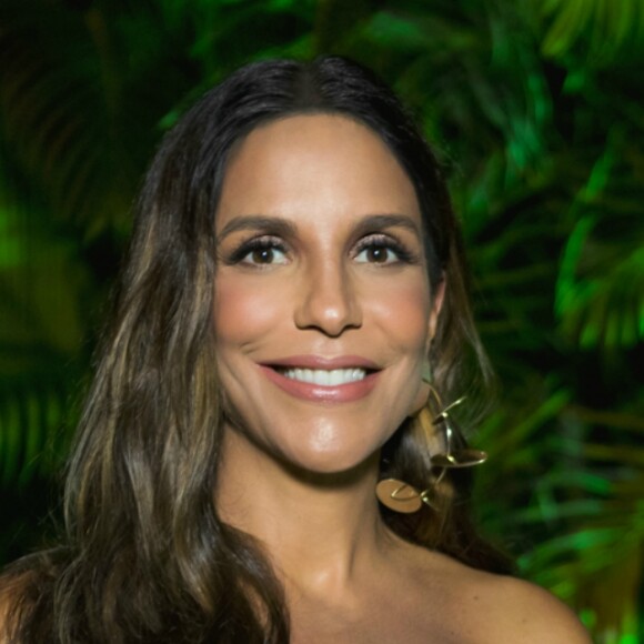 Ivete Sangalo festejou aniversário com bolo tropical e parabéns com filho, Marcelo, neste domingo, dia 28 de maio de 2018