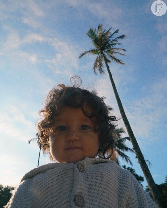 Com 1 ano de vida, Madalena apareceu toda sorridente enquanto jogava capoeira