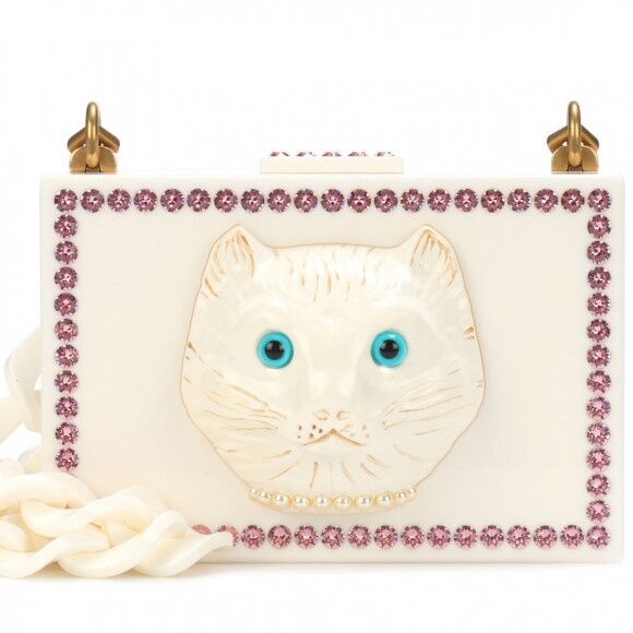 A clutch minaudière da Gucci, com o rosto de um felino, é vendida no site Lyst por $ 3.450, cerca de R$ 13 mil 