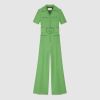 Atualmente indisponível no site da Gucci, o jumpsuit verde usado por Julia Konrad custa $ 4,3 mil, aproximadamente R$ 16 mil