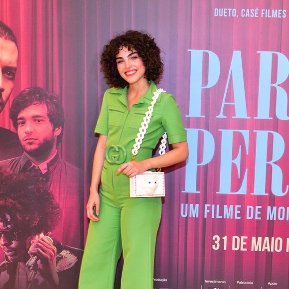 Julia Konrad finalizou o look com tênis brancos, deixando o visual moderno e descontraído para a pré-estreia do filme 'Paraíso Perdido', em São Paulo, nesta segunda-feira, 28 de maio de 2018
