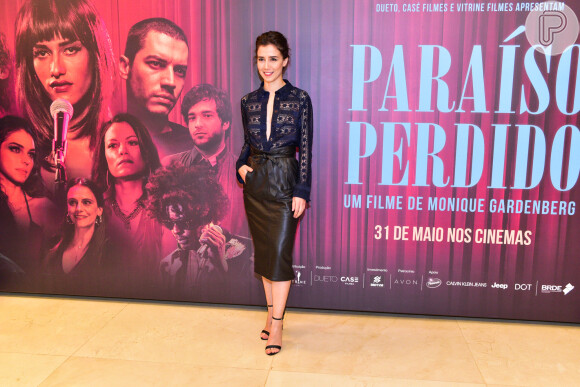 Marjorie Estiano optou por um look mais sério, com saia lápis midi de couro e camisa rendada, para a pré-estreia do filme 'Paraíso Perdido', em São Paulo, nesta segunda-feira, 28 de maio de 2018
