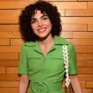 Monocromia verde: Julia Konrad combina macacão Gucci e bolsa de felino em evento