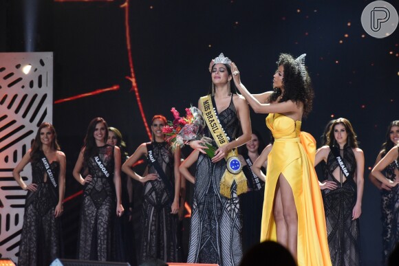Mayra Dias recebeu a coroa de Miss Brasil 2018 das mãos de Monalysa Alcântara, representante de 2017