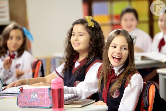 Foto: Filipa (Bela Fernandes) cria o 'Jogo do Demente' e faz Poliana  (Sophia Valverde) chorar na sala de aula, na novela 'As Aventuras de Poliana'  - Purepeople