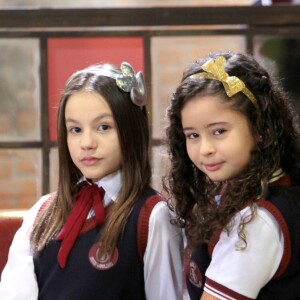 Filipa (Bela Fernandes) e Yasmin (Bia Lanutti) criam listas com os nomes dos mais populares e dos mais bizarros da escola Ruth Goulart na novela 'As Aventuras de Poliana'