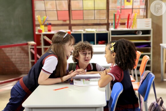 Foto: Filipa (Bela Fernandes) cria o 'Jogo do Demente' e faz Poliana  (Sophia Valverde) chorar na sala de aula, na novela 'As Aventuras de Poliana'  - Purepeople