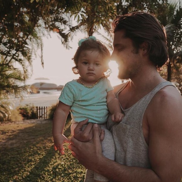 Bruno Gissoni não se indispõe com o carinho dos fãs com a filha, Madalena