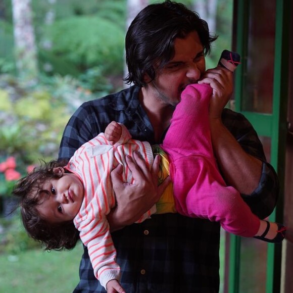 Bruno Gissoni sempre compartilha momentos fofos com a filha, Madalena, na web