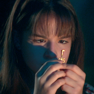 Poliana (Sophia Valverde) encontra uma chave escondida no chão de seu quarto, no capítulo que vai ao ar segunda-feira, dia 4 de junho de 2018, na novela 'As Aventuras de Poliana'
