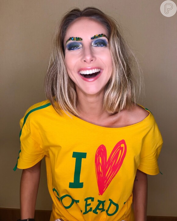 Responsável pela terceira opção de maquiagem, Daniella Vaz explica como colou as estrelinhas na sobrancelha da Camilla Brunetta, que usa blusa do Brasil da Twenty Four Seven