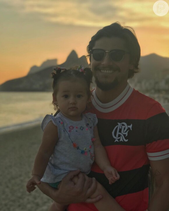 Pai da pequena Madalena, Bruno Gissoni compartilha momentos divertidos dos dois na internet