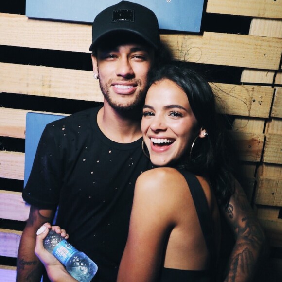 Bruna Marquezine planeja tirar 5 dias de folga durante a Copa do Mundo para ver Neymar jogar pela seleção brasileira