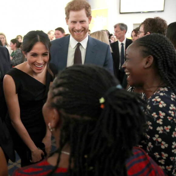 Meghan Markle está se reunindo em grupos de forma privada para poder conhecer novas pessoas