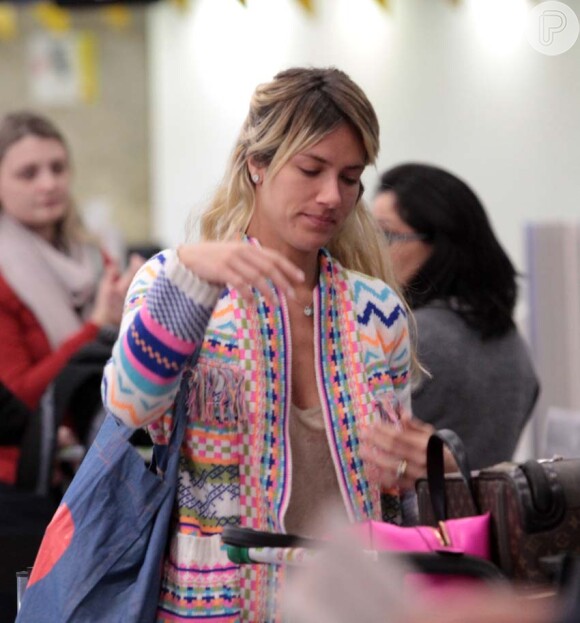 Giovanna Ewbank embarca sem maquiagem no aeroporto de Congonhas, em São Paulo