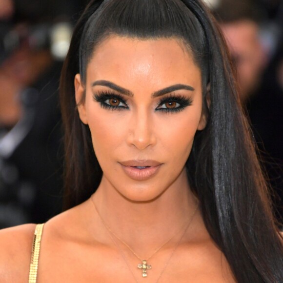 Kim Kardashian fala quais são os 5 itens de mauiagem indispensáveis em sua rotina de cuidados com a pele!