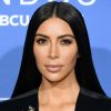 Kim Kardashian conta que não passa base de maquiagem apenas na face. 'Aplico na face, lábios e pescoço'
