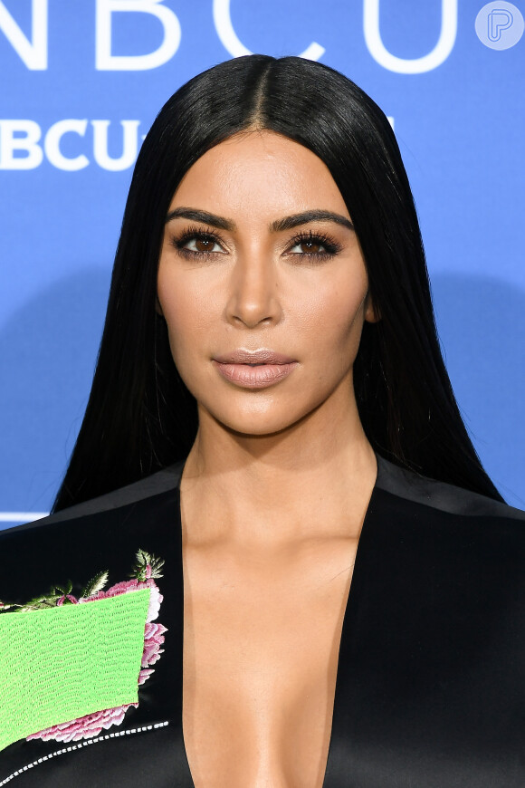 Kim Kardashian conta que não passa base de maquiagem apenas na face. 'Aplico na face, lábios e pescoço'