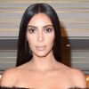 Kim Kardashian recomenda a esponja blender: "Devido ao seu formato de gota é considerada a textura perfeita para aplicar maquiagem sem deixar marcas e desperdiçar o produto"