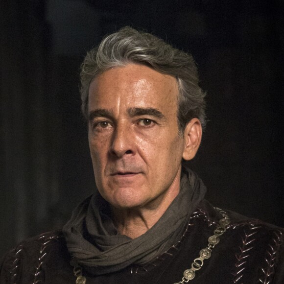 Otávio (Alexandre Borges) fica espantado ao ver que o povo adora Catarina (Bruna Marquezine) no capítulo de segunda-feira, 11 de junho de 2018 da novela 'Deus Salve o Rei'