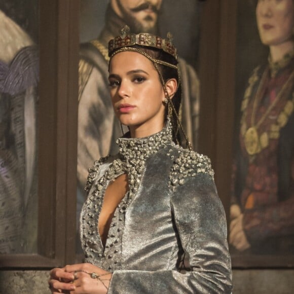 Catarina (Bruna Marquezine) é coroada rainha de Artena no capítulo de quinta-feira, 14 de junho de 2018 da novela 'Deus Salve o Rei'