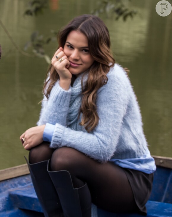 Luiza (Bruna Marquezine) resolve dar um mergulho no lago e começa a se afogar, na novela 'Em Família'