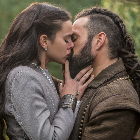 Par do personagem de José Fidalgo na trama, Bruna Marquezine já teve sua atuação na novela elogiada pelo ator