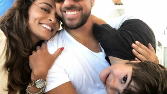 Juliana Paes se diverte com filhos, Antônio e Pedro, e marido em feriado no Rio