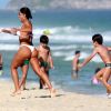 Juliana Paes brincou com os filhos, Antônio e Pedro, de 7 e 4 anos, em praia recentemente