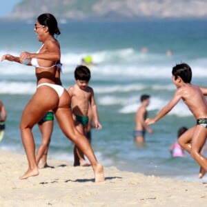 Juliana Paes brincou com os filhos, Antônio e Pedro, de 7 e 4 anos, em praia recentemente