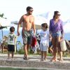 Juliana Paes se divertiu junto dos filhos e do marido na praia da Reserva, na Zona Oeste do Rio de Janeiro