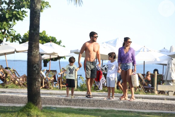 Juliana Paes se divertiu junto dos filhos e do marido na praia da Reserva, na Zona Oeste do Rio de Janeiro