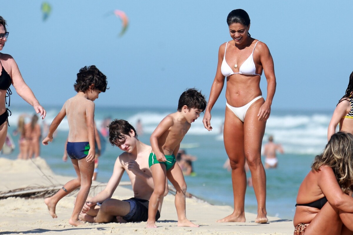 Foto: Juliana Paes publicou vídeo dançando em quiosque na Barra da Tijuca -  Purepeople