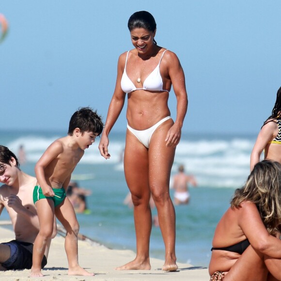 Juliana Paes publicou vídeo dançando em quiosque na Barra da Tijuca