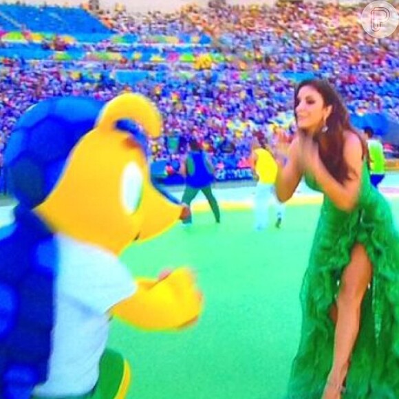 Ivete Sangalo canta com o boneco Fuleco, mascote da Copa do Mundo