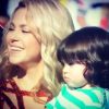 Shakira canta na festa de encerramento da Copa do Mundo com o filho, Milan, no colo