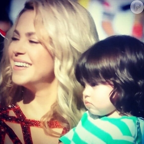 Shakira canta na festa de encerramento da Copa do Mundo com o filho, Milan, no colo