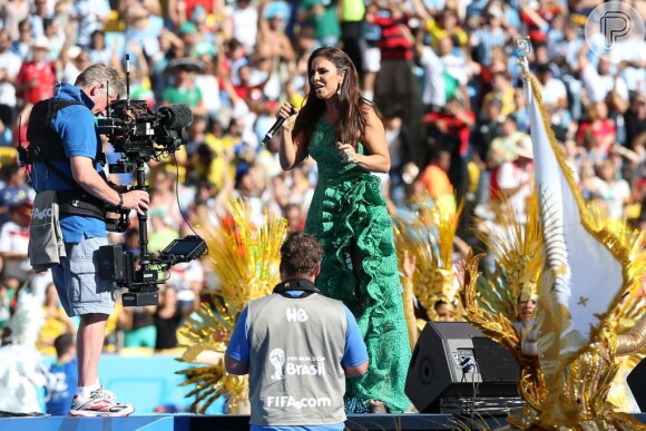 Ivete Sangalo anima os fãs no show de encerramento da Copa do Mundo