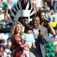 Shakira canta no encerramento da Copa do Mundo com o filho, Milan, no colo