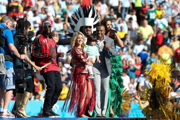 Com Milan no colo, Shakira canta na festa encerramento da Copa do Mundo e divide o palco com Alexandre Pires, Ivete Sangalo, Carlinhos Brown, Wyclef Jean e Carlos Santana (13 de julho de 2014)