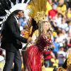 Shakira canta com Carlinhos Brown no show de encerramento da Copa do Mundo