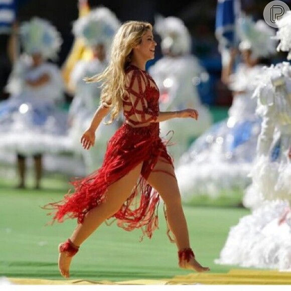 Shakira canta na festa de encerramento da Copa do Mundo e anima o público