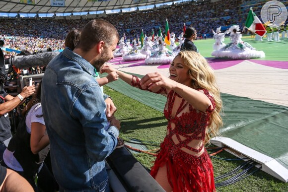 Shakira canta no Maracanã com a presença do marido, Gerard Piqué, e do filho, Milan